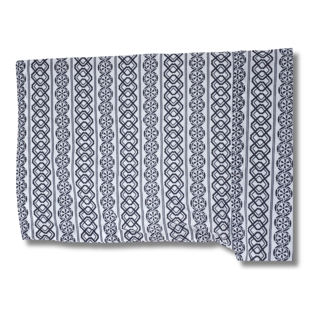 Detailansicht des schwarz weißen geometrischen Musters des Yukata