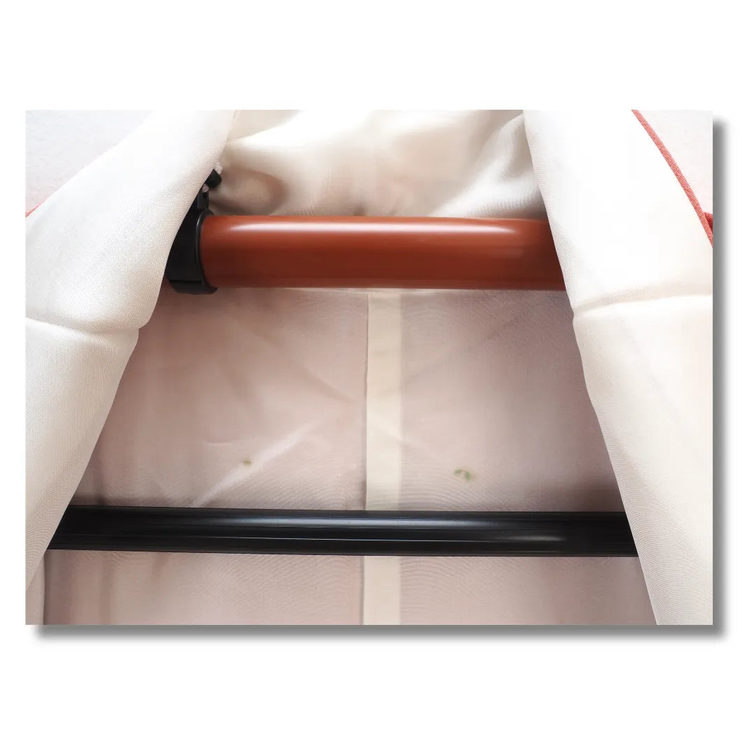 Detailaufnahme der Innenseite des Kimono mit weißem Futter