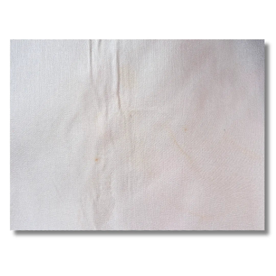 Detailaufnahme der weißen Innenseite des Haori, kleine Flecken sichtbar