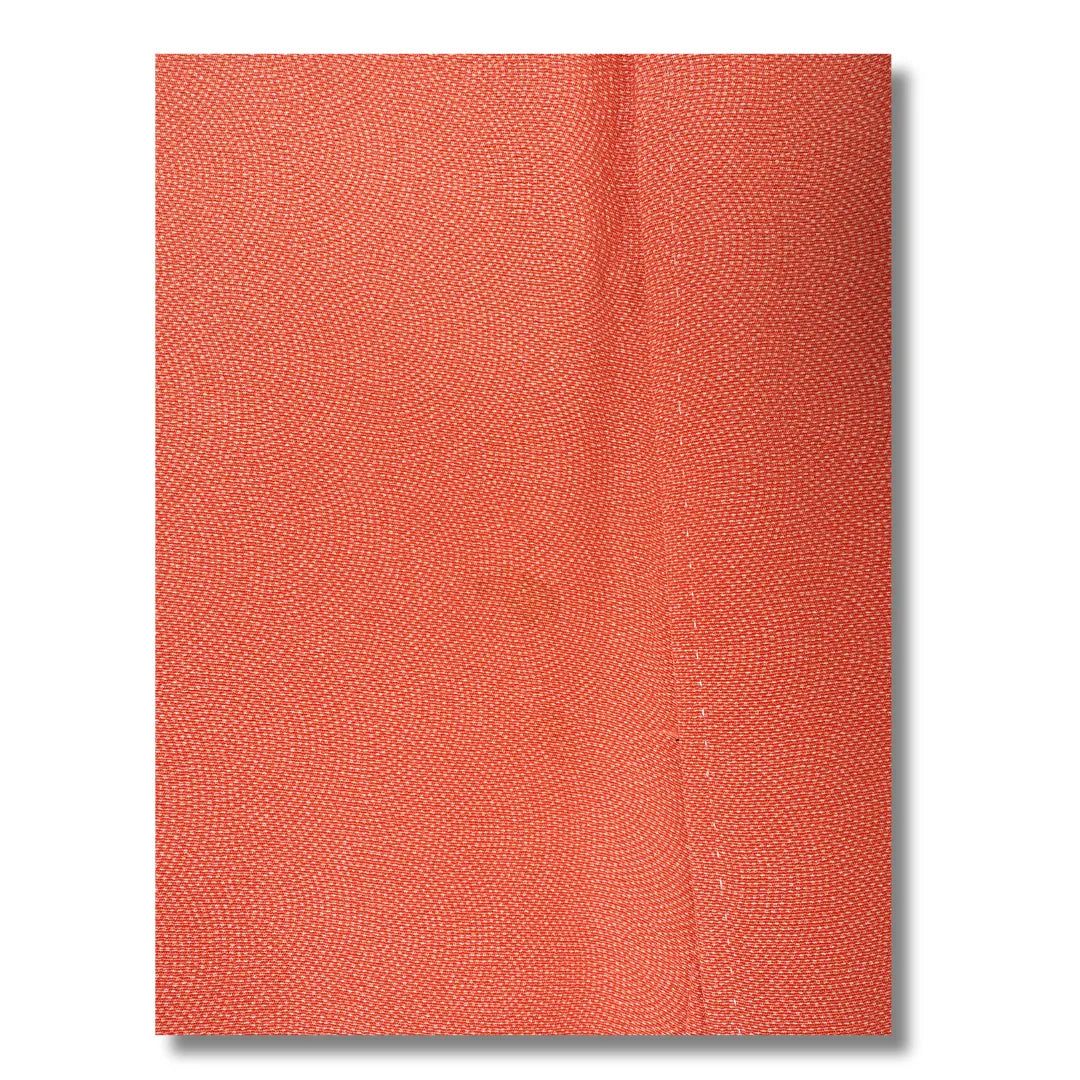 Detailaufnahme des Edo-Same-Musters  auf korallrotem Hōmongi-Stoff (mit Fleck)