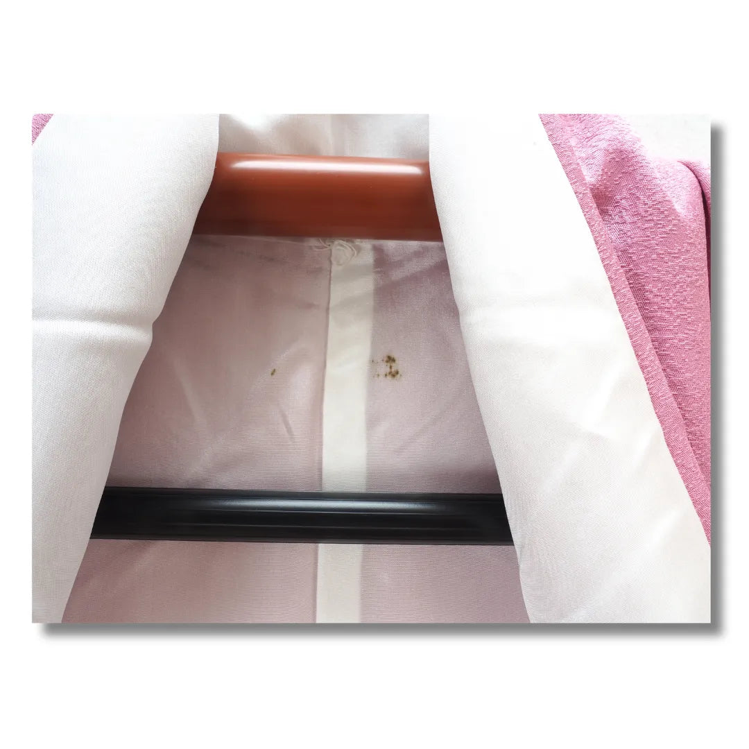 Detailaufnahme des Innenfutters am Saum des pinken Vintage Kimonos mit Flecken