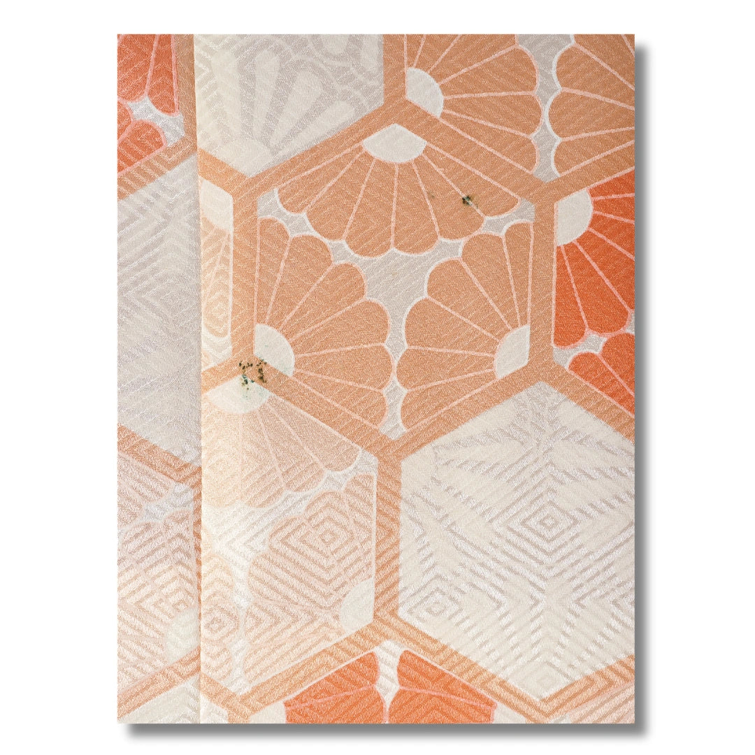 Detailaufnahme des Innenfutters mit geometrischem Muster