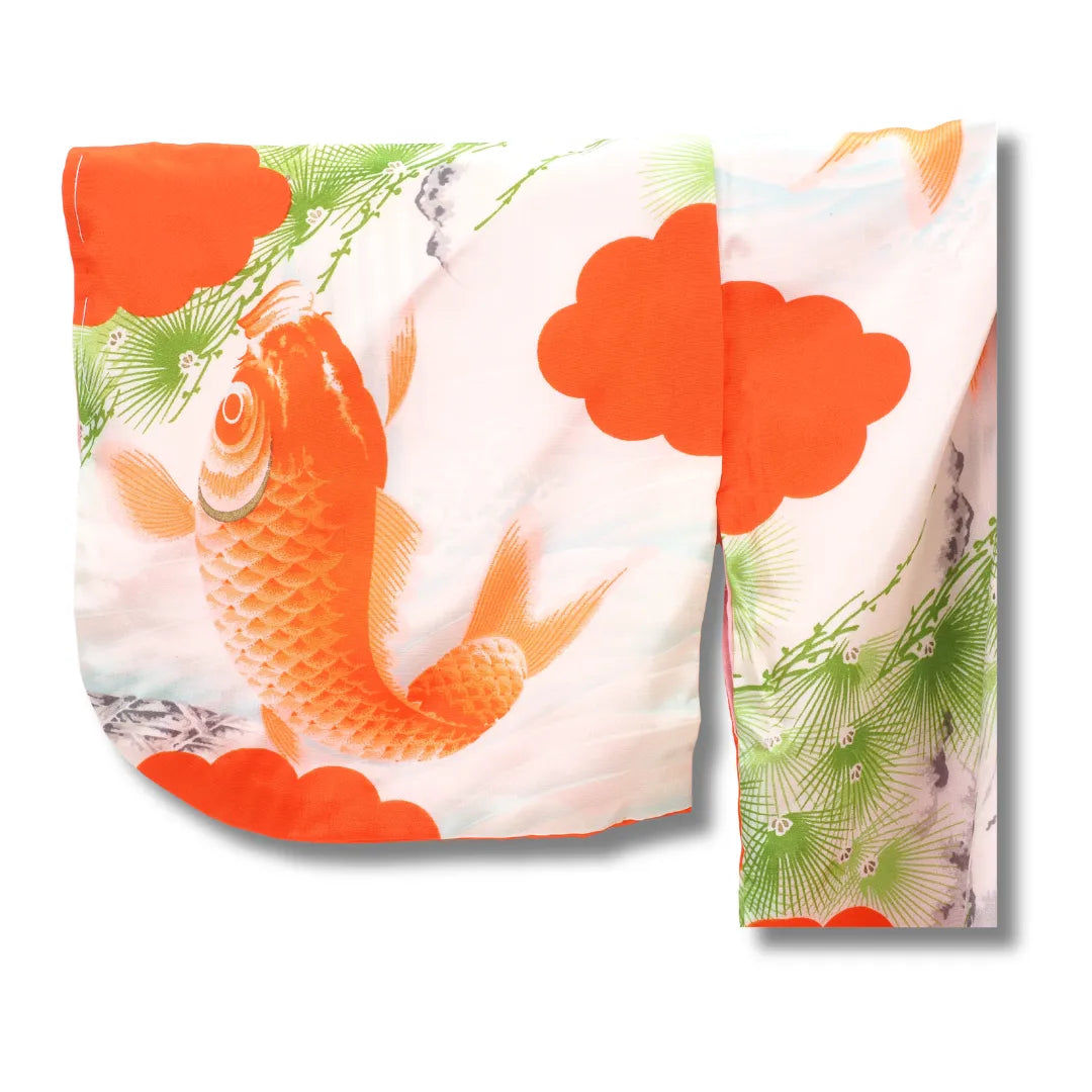 Detailaufnahme des Kinder-Kimono: Fischmotiv mit orangen Wolken und grünen Akzenten am Ärmel
