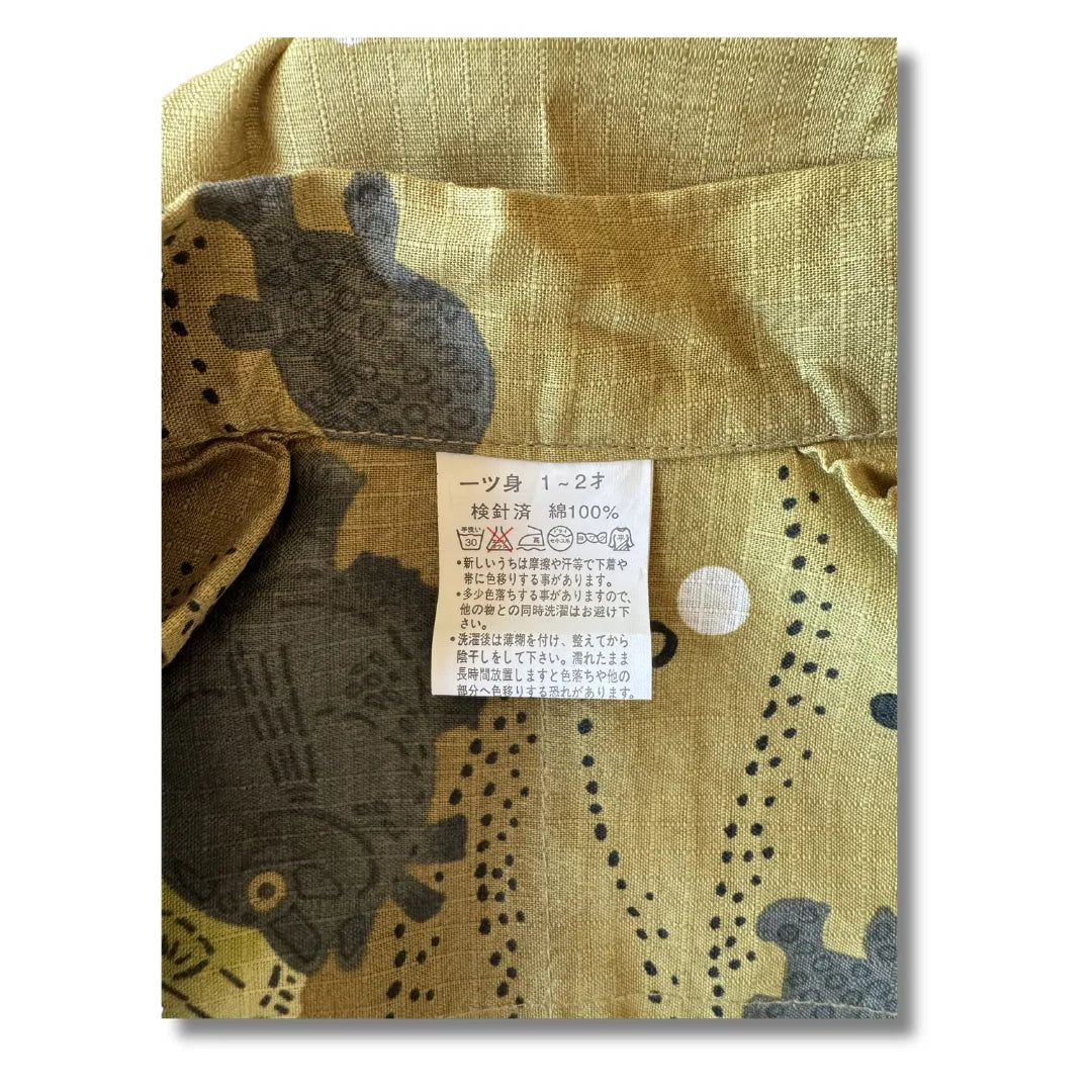 Detailaufnahme des Kinder-Yukata mit japanischem Originaletikett am Kragen