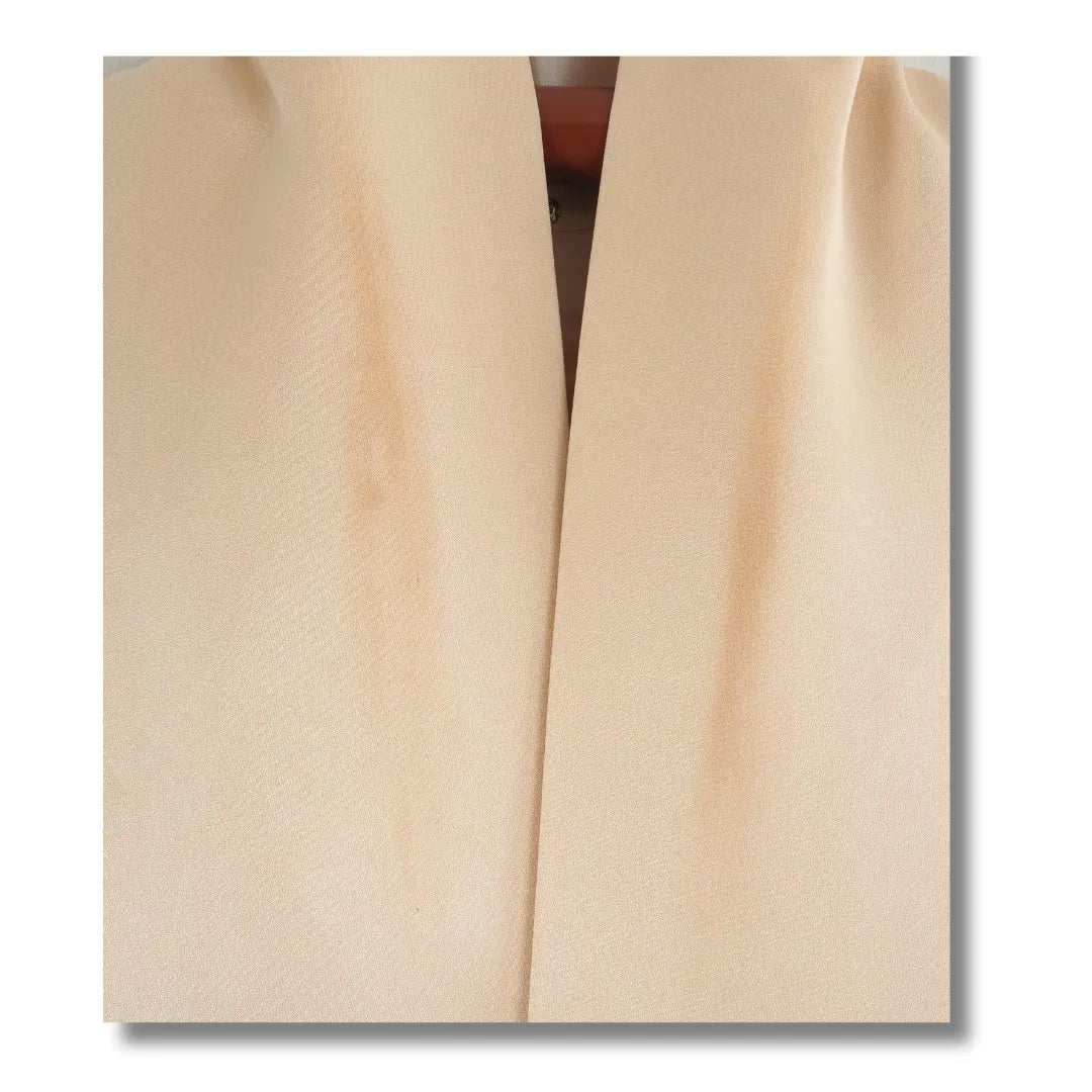 Detailaufnahme des Kragens am cremefarbenen Kimono mit sichtbaren Streifen