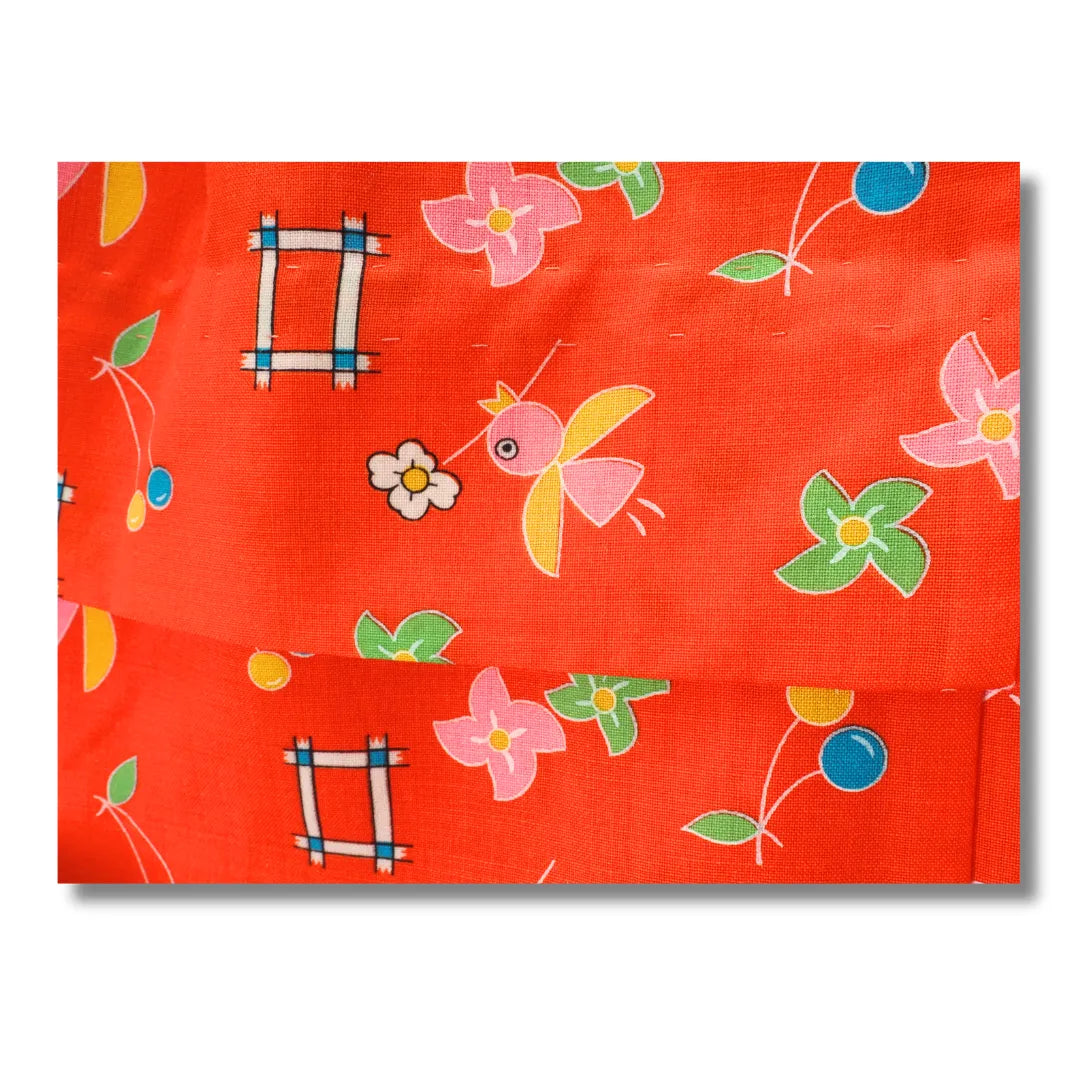 Detailaufnahme des Motivs auf orangerotem Kinder-Kimono-Stoff