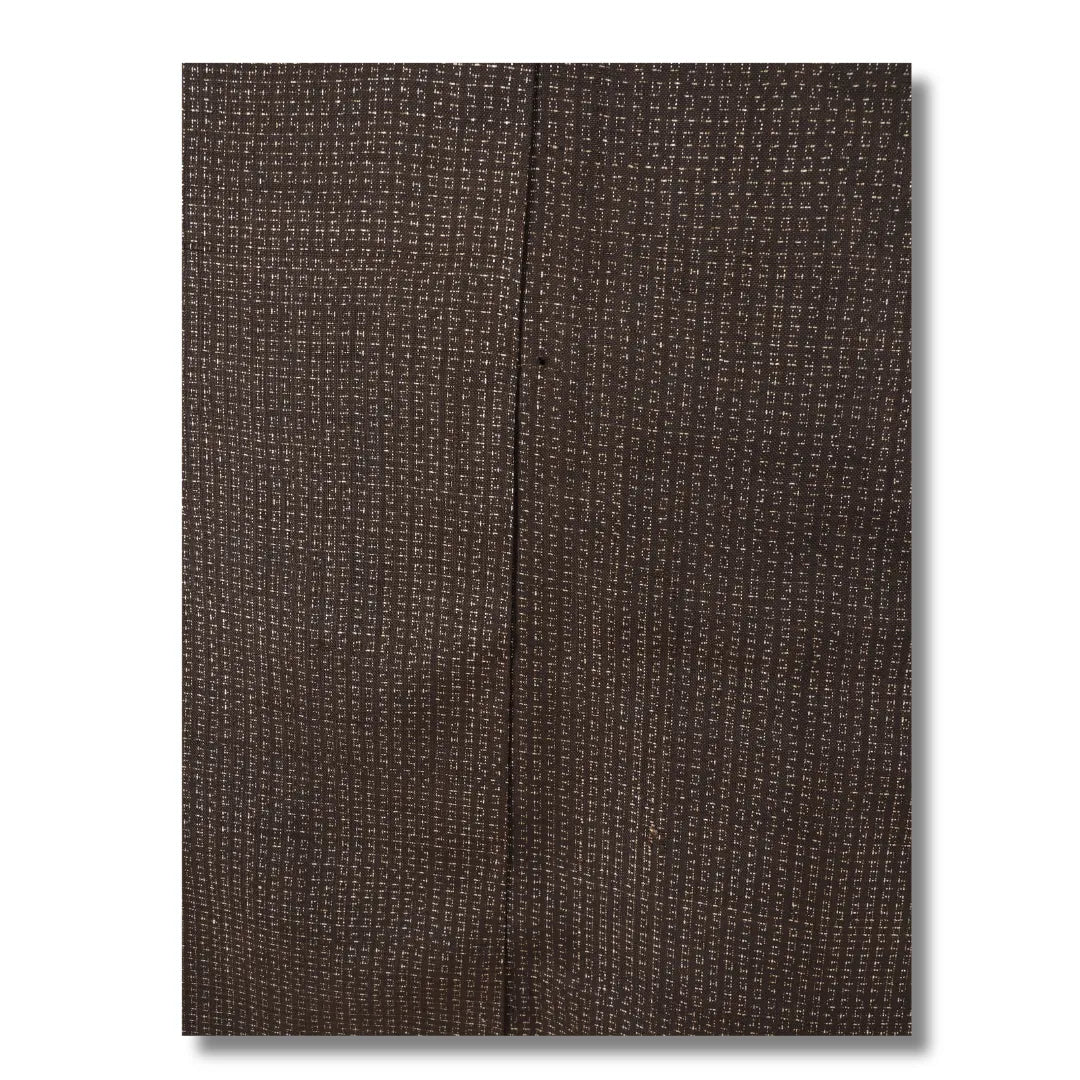 Detailaufnahme des braunen Kimonostoffs mit sichtbaren Fadenfehlern