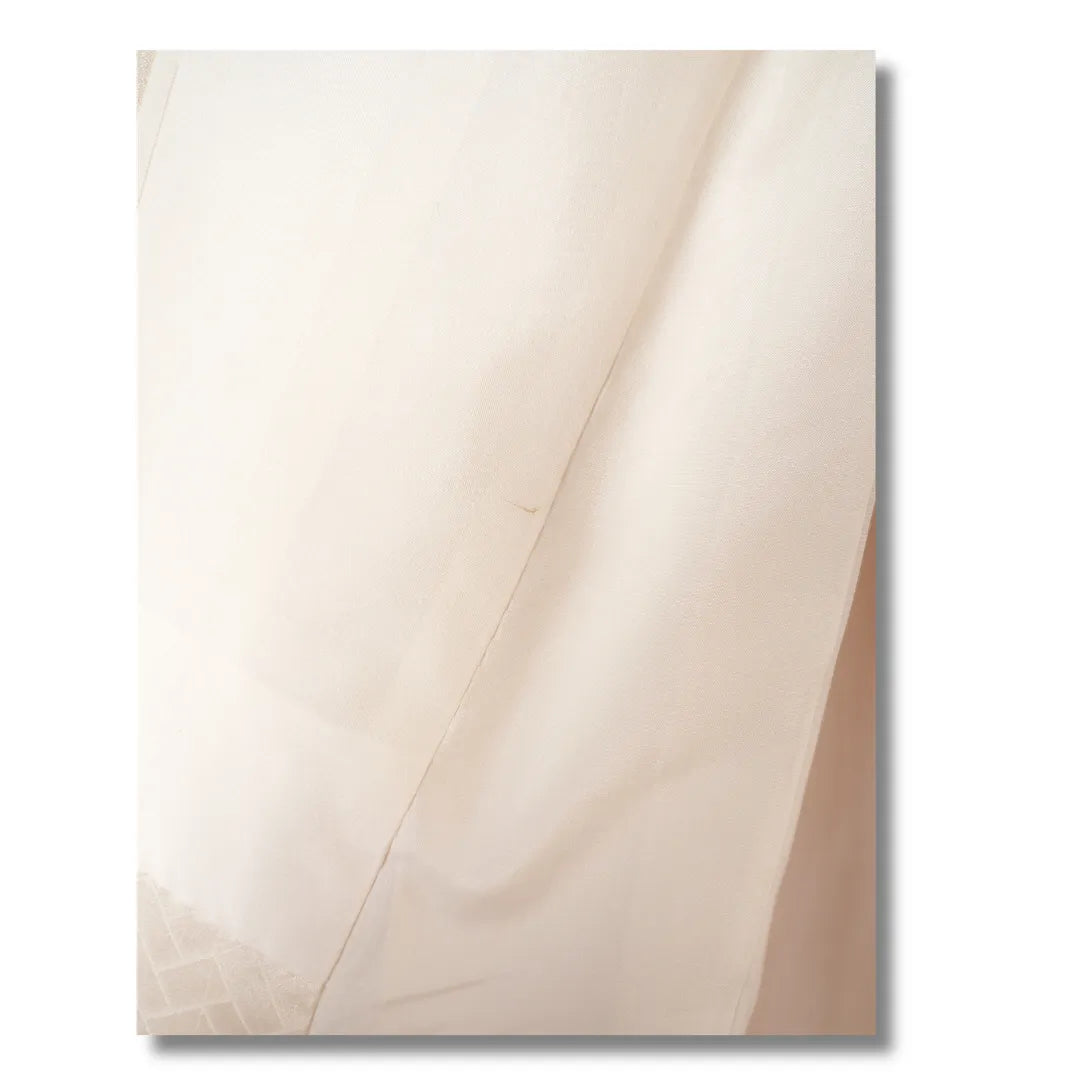 Detailaufnahme des cremefarbenen Grundstoffs mit kleinem Fleck