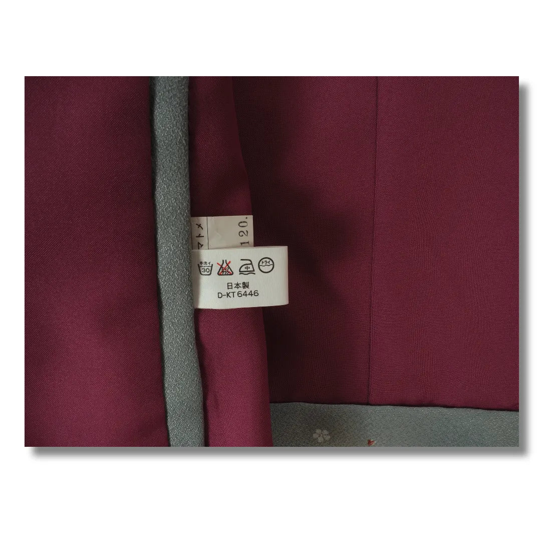 Detailaufnahme des japanischem Etikett des Vintage-Ensembles