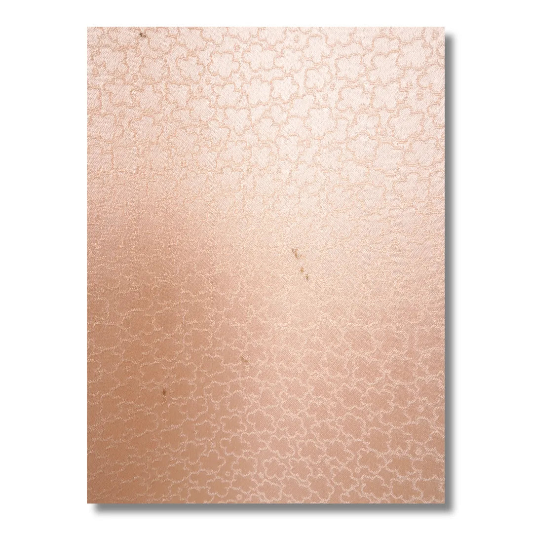 Detailaufnahme des rosa Kimonostoffs mit kleinen Flecken auf der Vorderseite