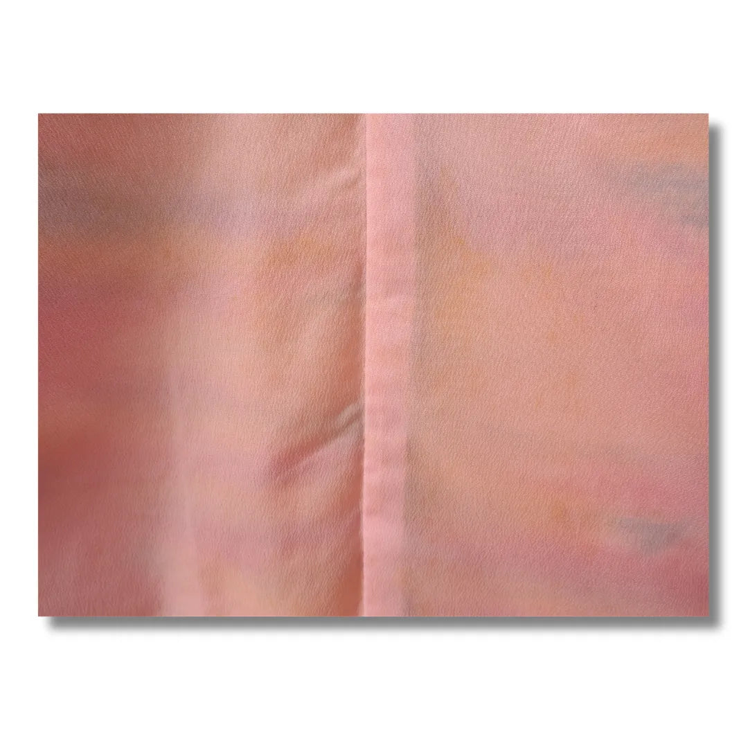 Detailaufnahme des zartrosa Futters des Vintage Komon-Kimono, mit leichten Stockflecken