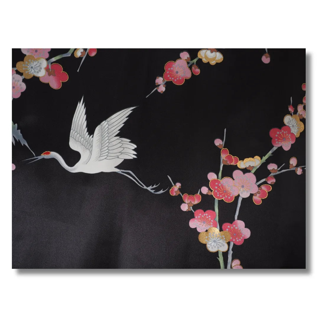 Detailaufnahme eines weißen Kranichs und rosa Ume-Blüten