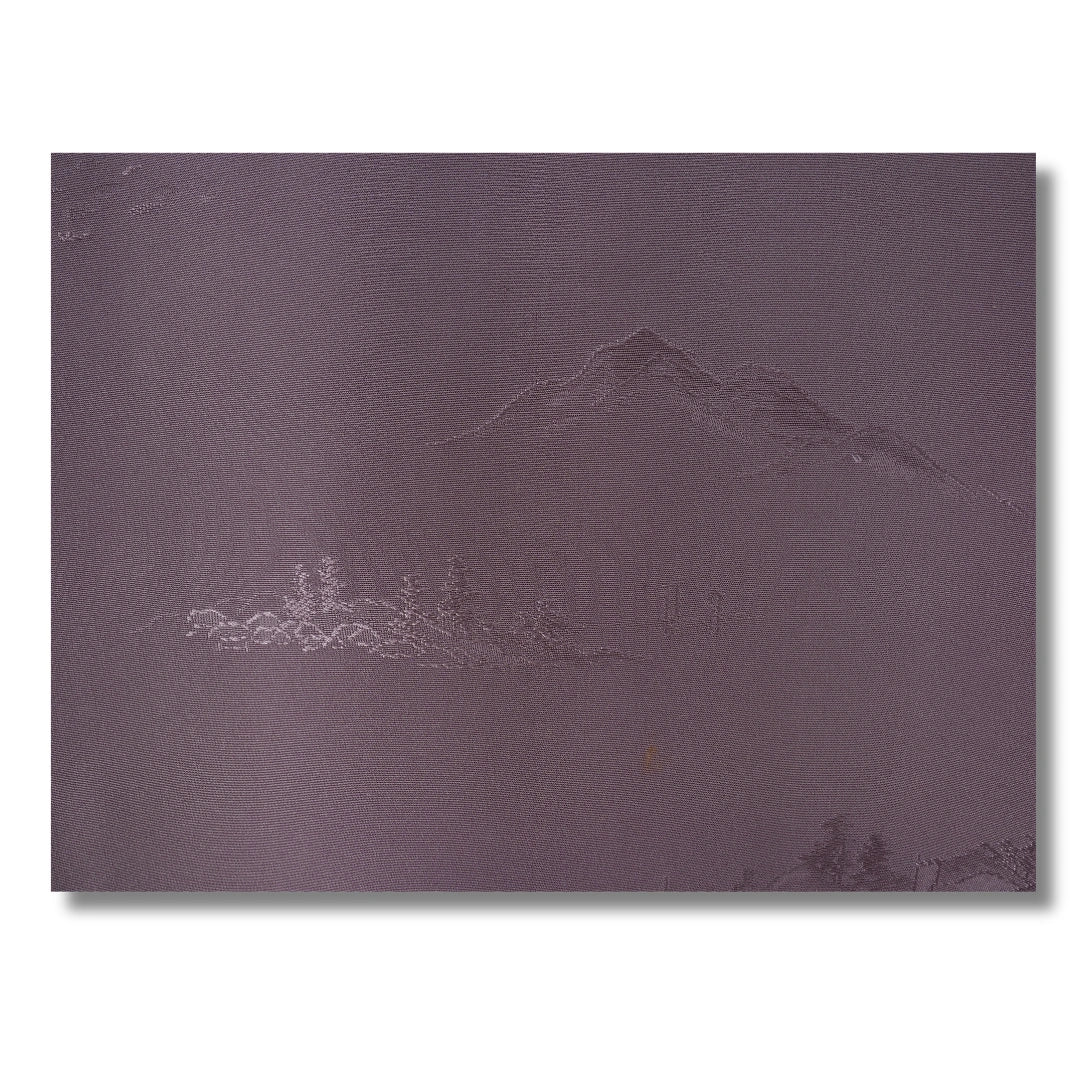 Dezentes eingewebtes Muster auf helllila Kimono Stoff