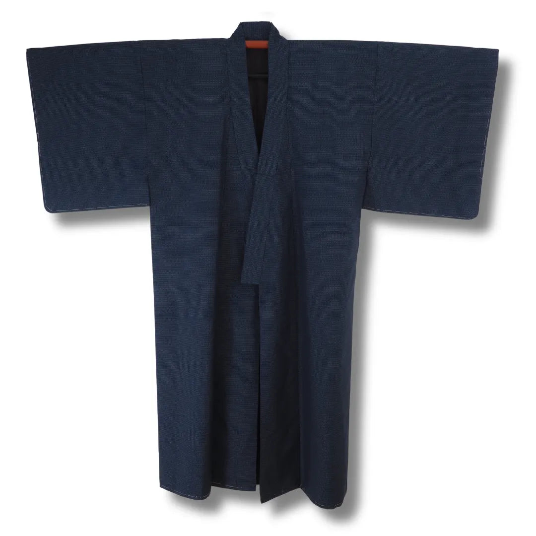 Dunkelblauer Herren-Kimono aufgehängt, Vorderansicht