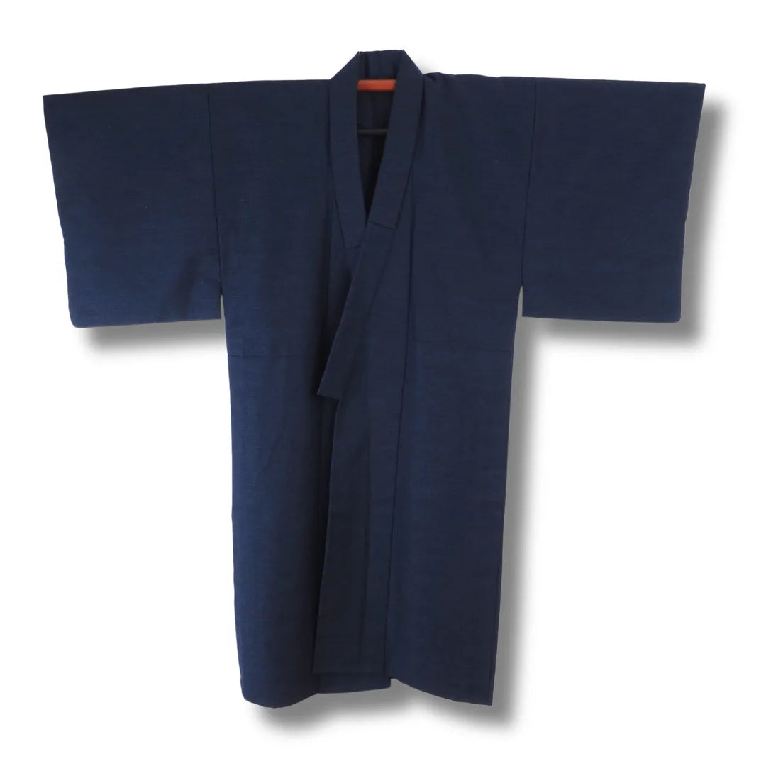 Dunkelblauer Herren-Kimono aufgehängt, Vorderansicht