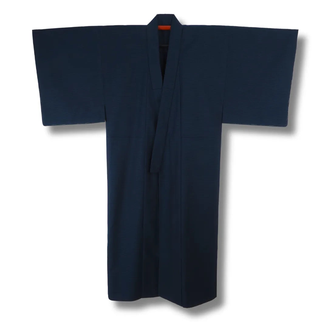 Dunkelblauer Herren-Kimono aufgehängt, Vorderansicht, geschlossen