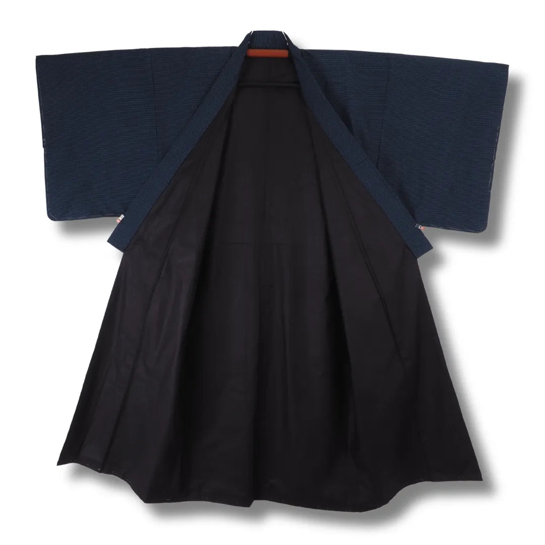 Dunkelblauer Herren-Kimono geöfnfet und Innenfutter sichtbar, klassischer Schnitt