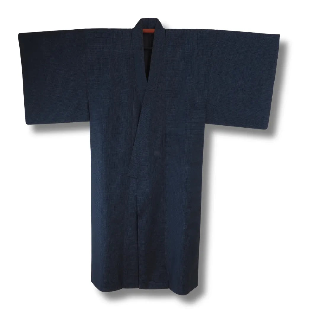 Dunkelblauer Vintage Herren-Kimono aus Japan mit blauem Gittermuster, Frontansicht