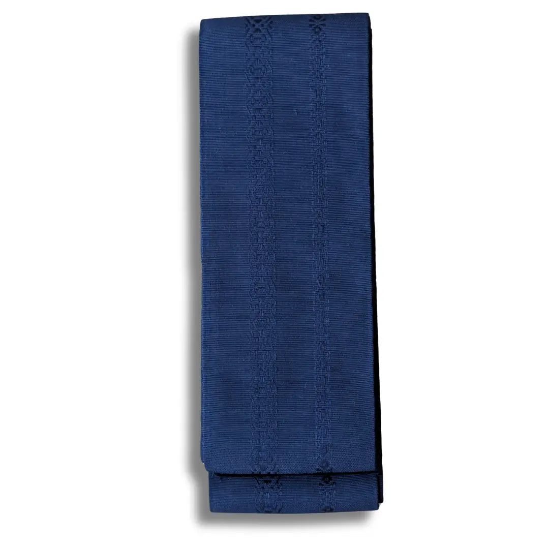 Gefalteter dunkelblauer Vintage Kaku Obi für Herren mit eingewebten geometrischen Musterbändern, 9 × 400 cm