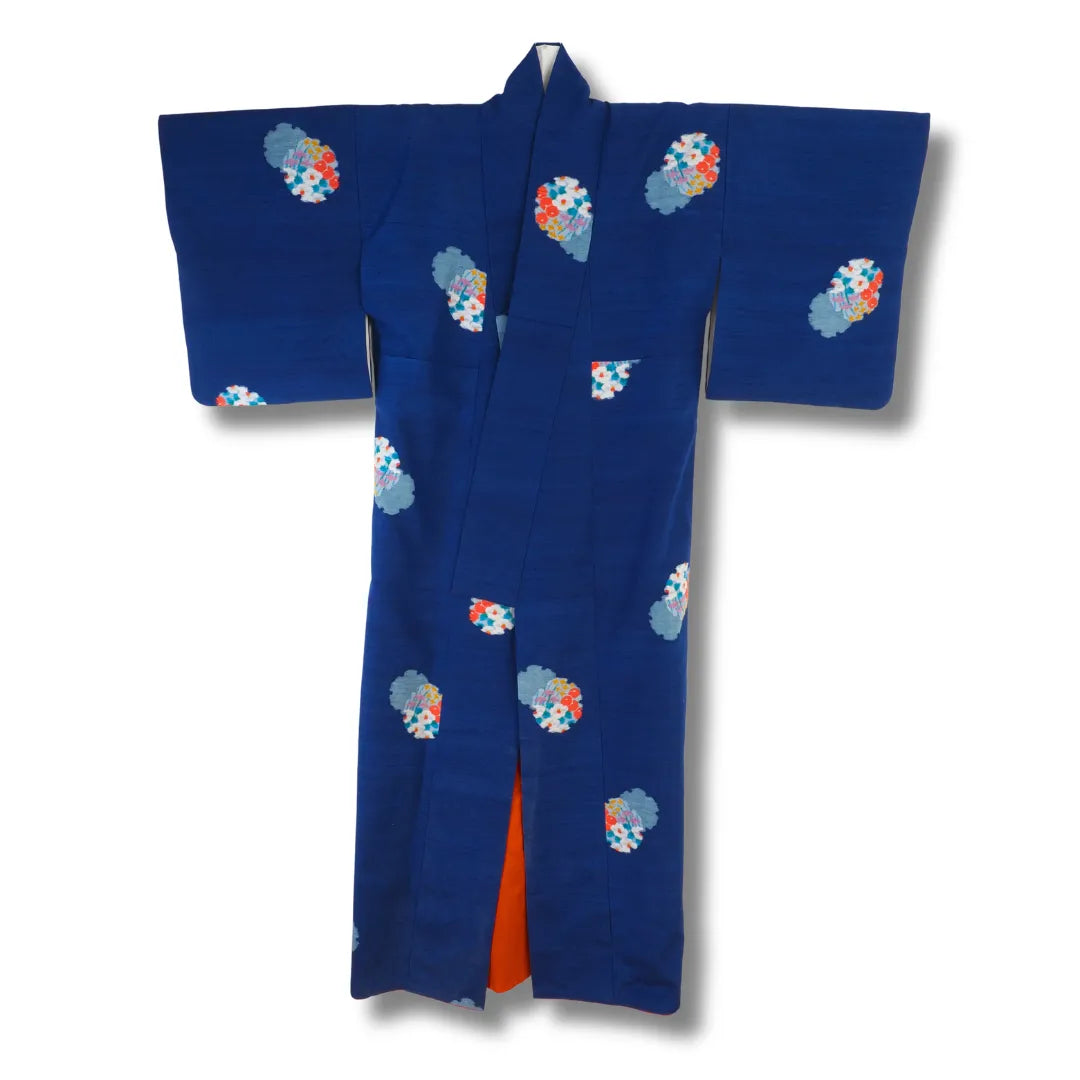 Dunkelblauer Vintage Komon-Kimono aus Japan mit bunten Blütenmotiven, Frontansicht