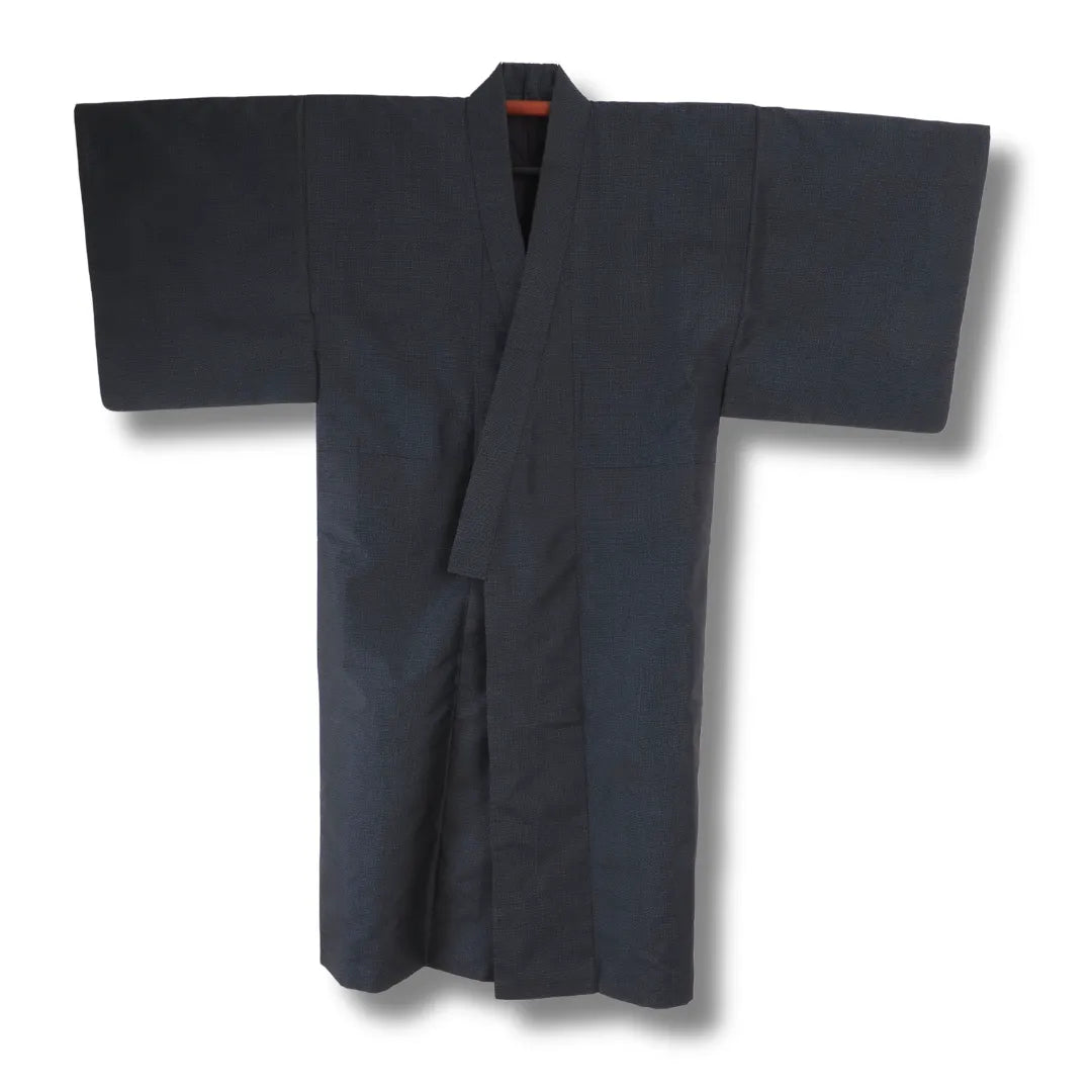Dunkelgrauer Vintage Herren-Kimono aus Japan mit feinem Punktraster, Frontansicht