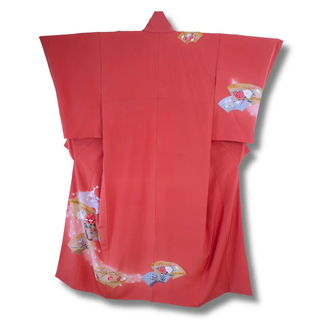 Dunkelrosa Vintage-Kimono hängend, großes Fächermotiv am unteren Saum sichtbar