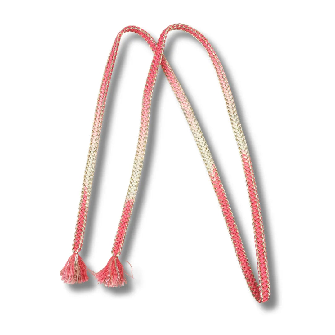 Flaches Band in Korallpink und Creme mit Goldfäden, zu einem Doppelbogen gelegt