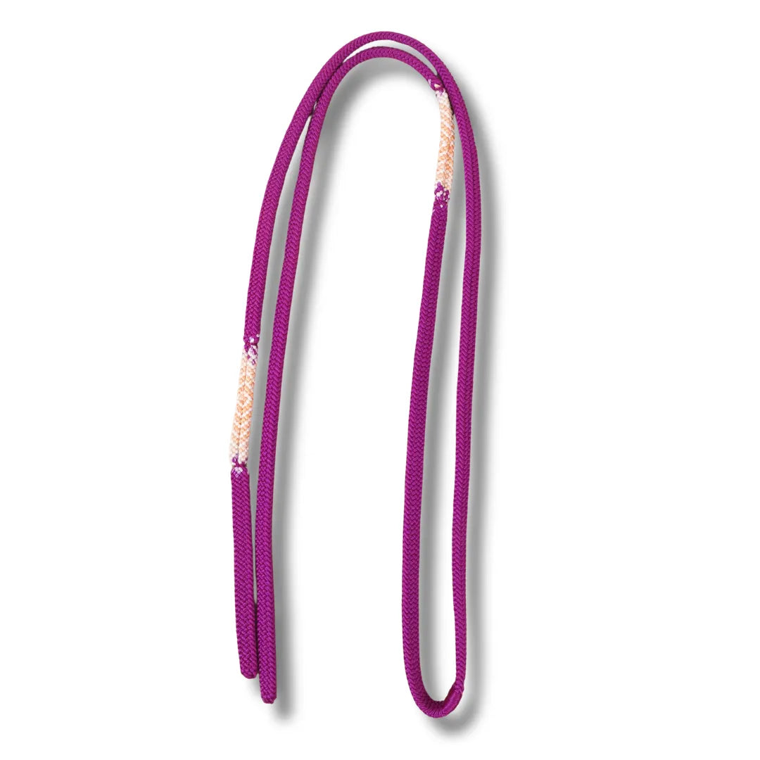 Flaches magentafarbenes Band als lange Schlaufe mit cremefarbenem Musterabschnitt