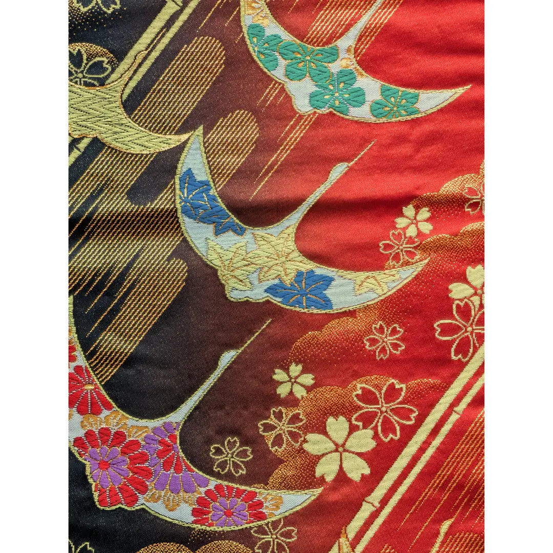Detail des Vintage Fukuro Obi mit bunten Tsuru Kranichen, Sakura und goldenen japanischen Mustern auf rotem und schwarzem Grund