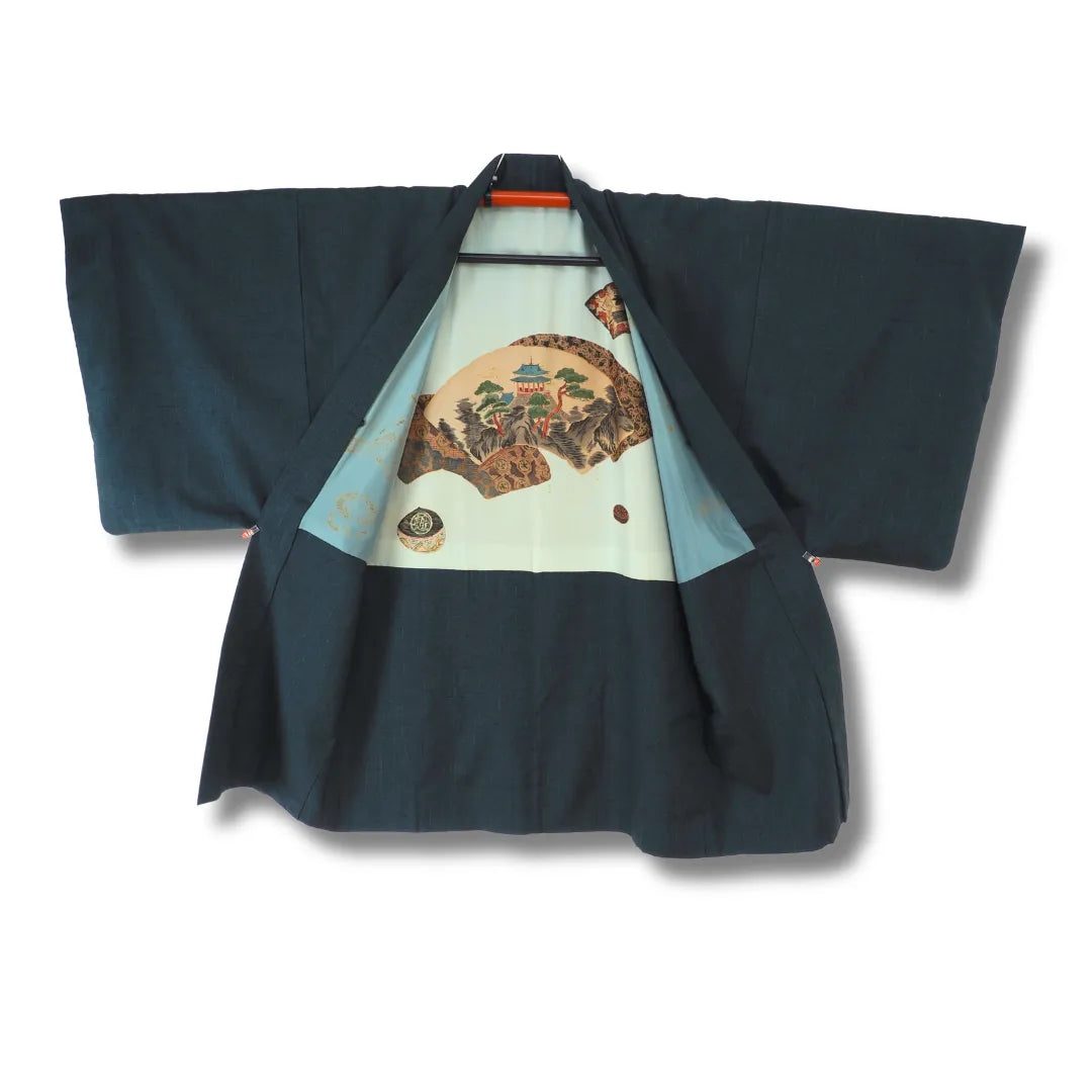 Geöffneter Herren-Haori mit gemalter Landschaft auf Fächern im Futter