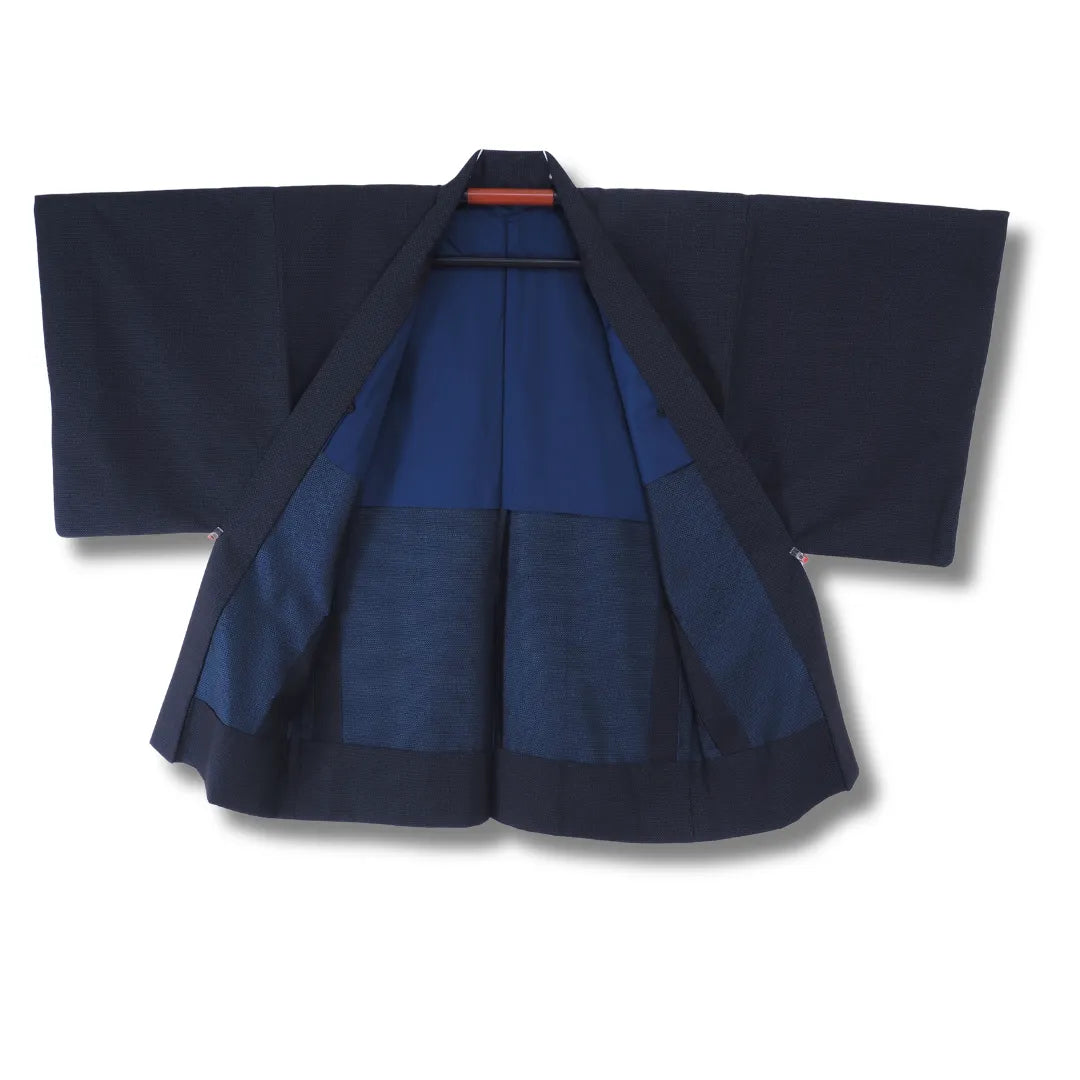 Geöffneter Herren-Haori mit leuchtend blauem Innenfutter