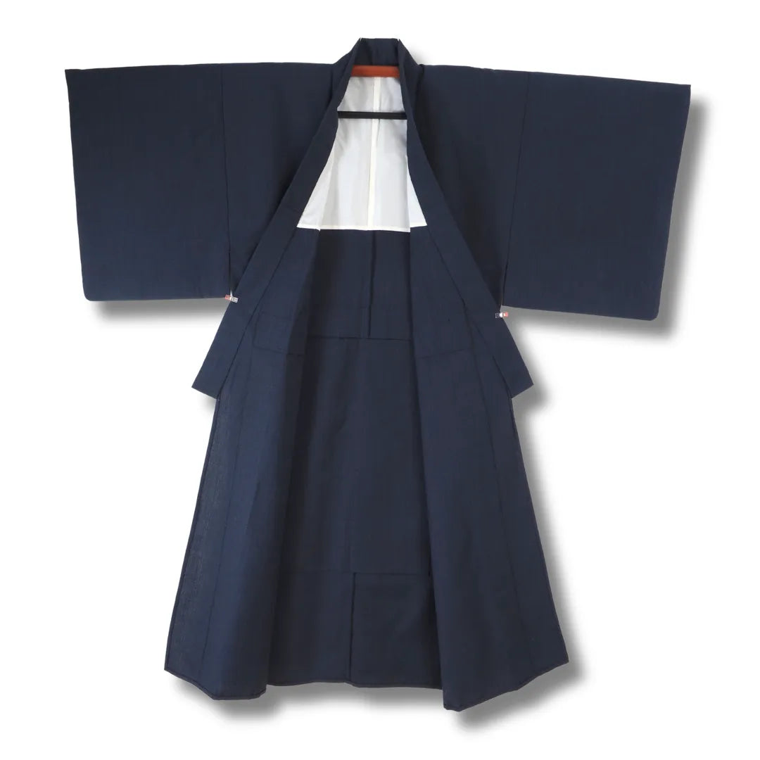 Geöffneter Herren-Kimono mit Blick auf das Innenfutter in weiß 