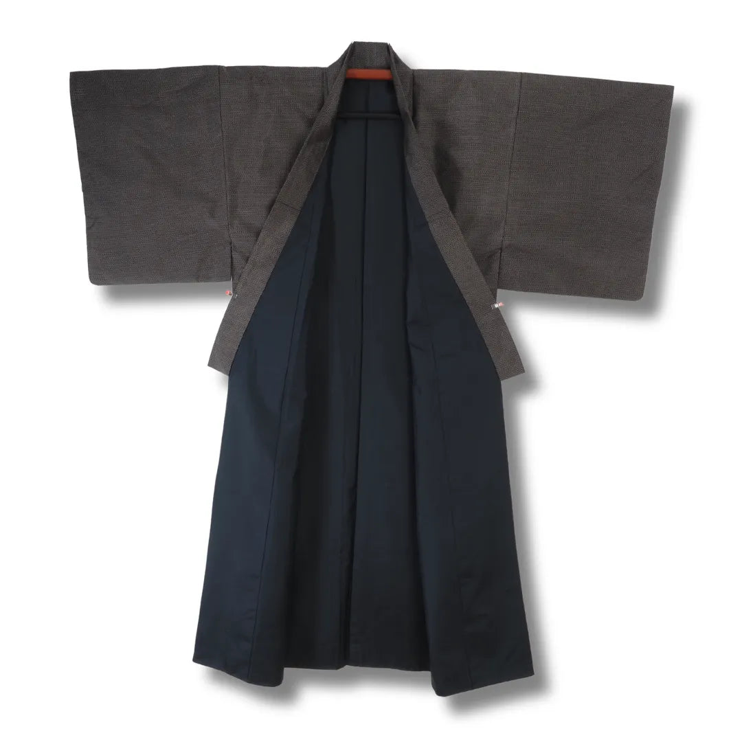Geöffneter Herren-Kimono mit Blick auf das dunkelblaue Innenfutter