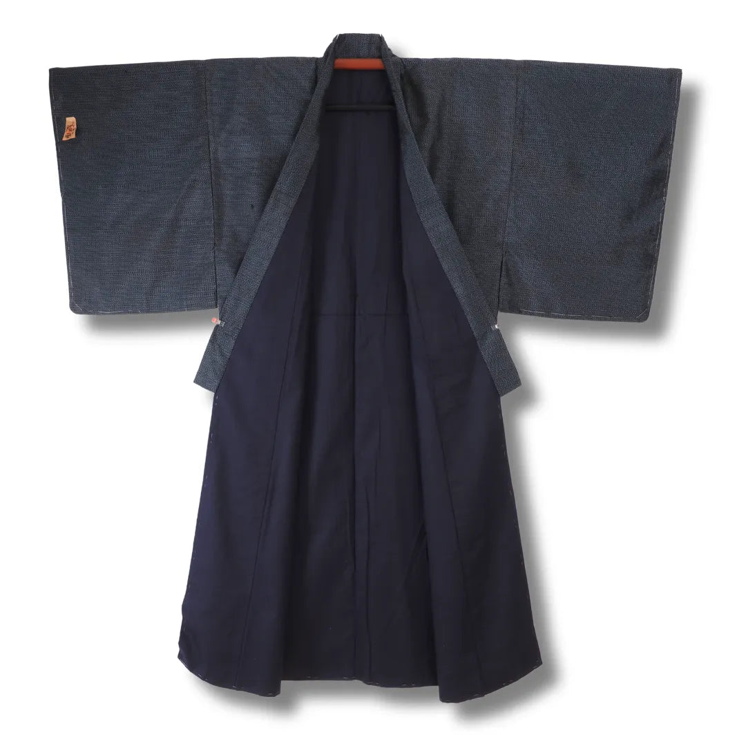 Geöffneter Herren-Kimono mit Blick auf das dunkle Innenfutter und Etikett am Ärmel