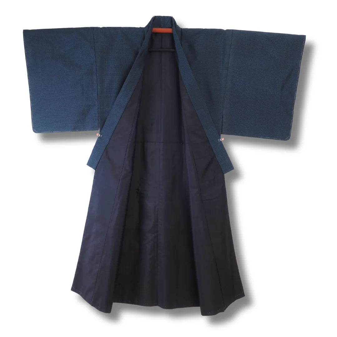 Geöffneter Herren-Kimono mit Blick auf das dunkle Innenfutter und Heftfäden