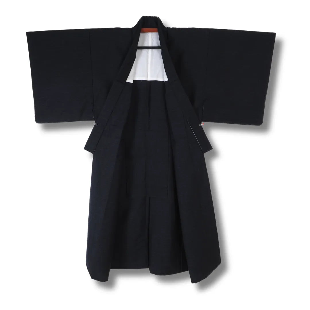 Geöffneter Herren-Kimono mit Blick auf das helle Innenfutter