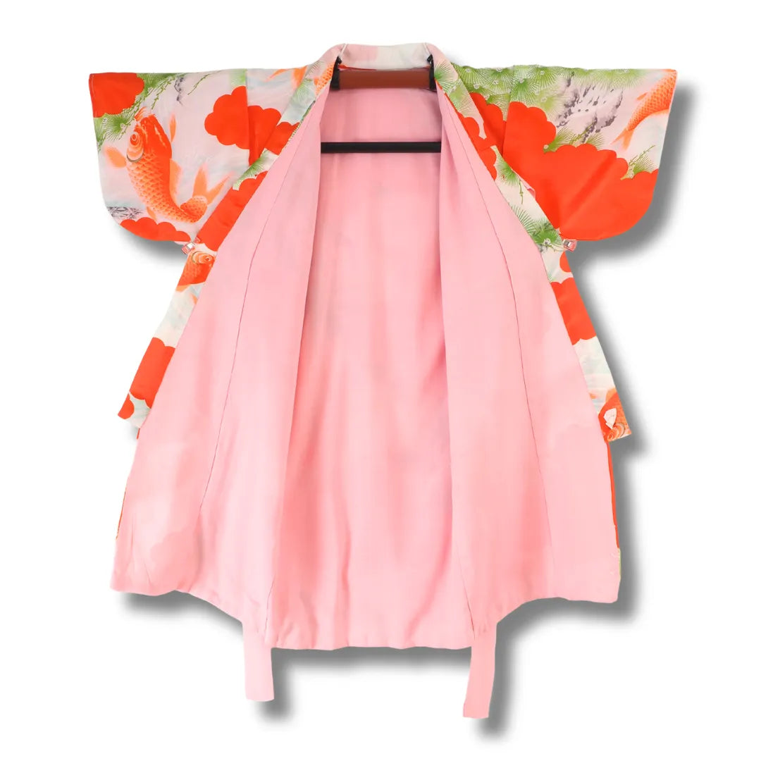 Geöffneter Kinder-Kimono mit Blick auf das rosafarbene Innenfutter