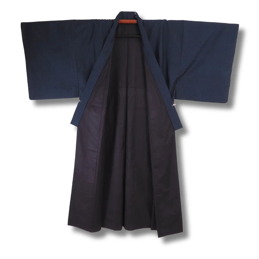 Geöffneter blauer Herren-Kimono mit Blick auf das dunkle Innenfutter