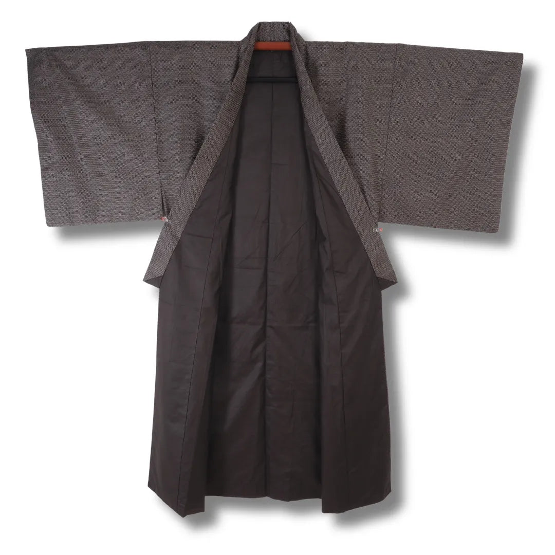 Geöffneter brauner Herren-Kimono mit Blick auf das dunkle Innenfutter