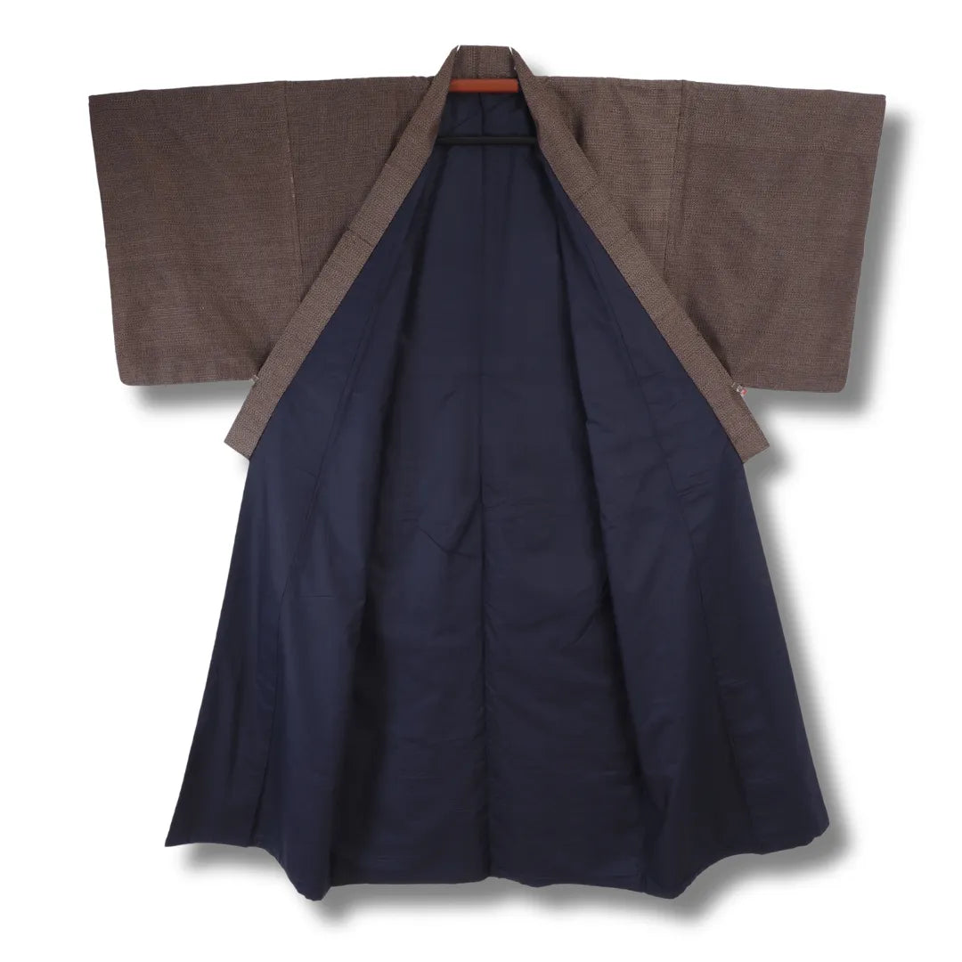 Geöffneter brauner Herren-Kimono mit Blick auf das marineblaue Innenfutter