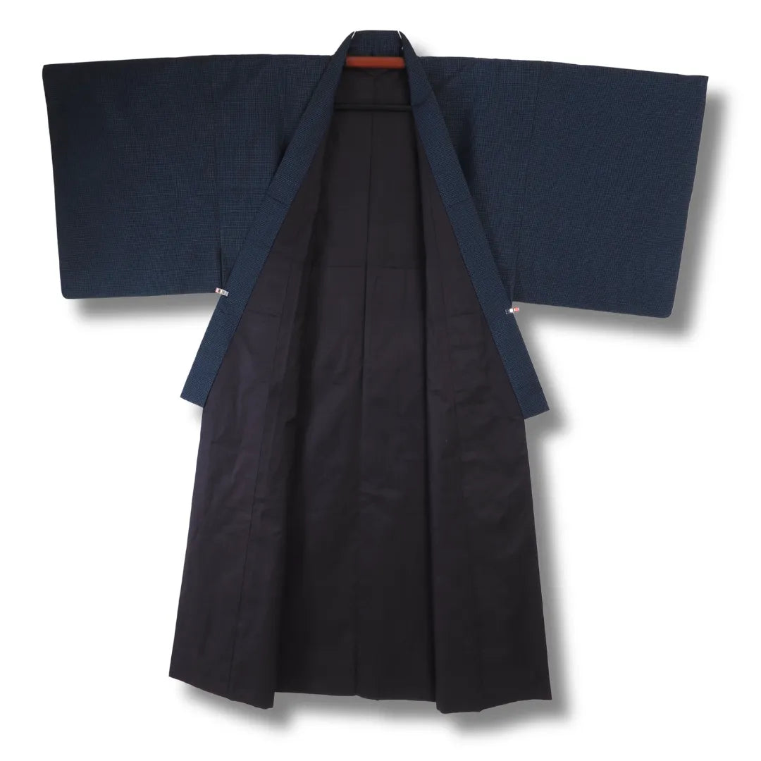 Geöffneter dunkelblauer Herren-Kimono mit Blick auf das dunkle Innenfutter