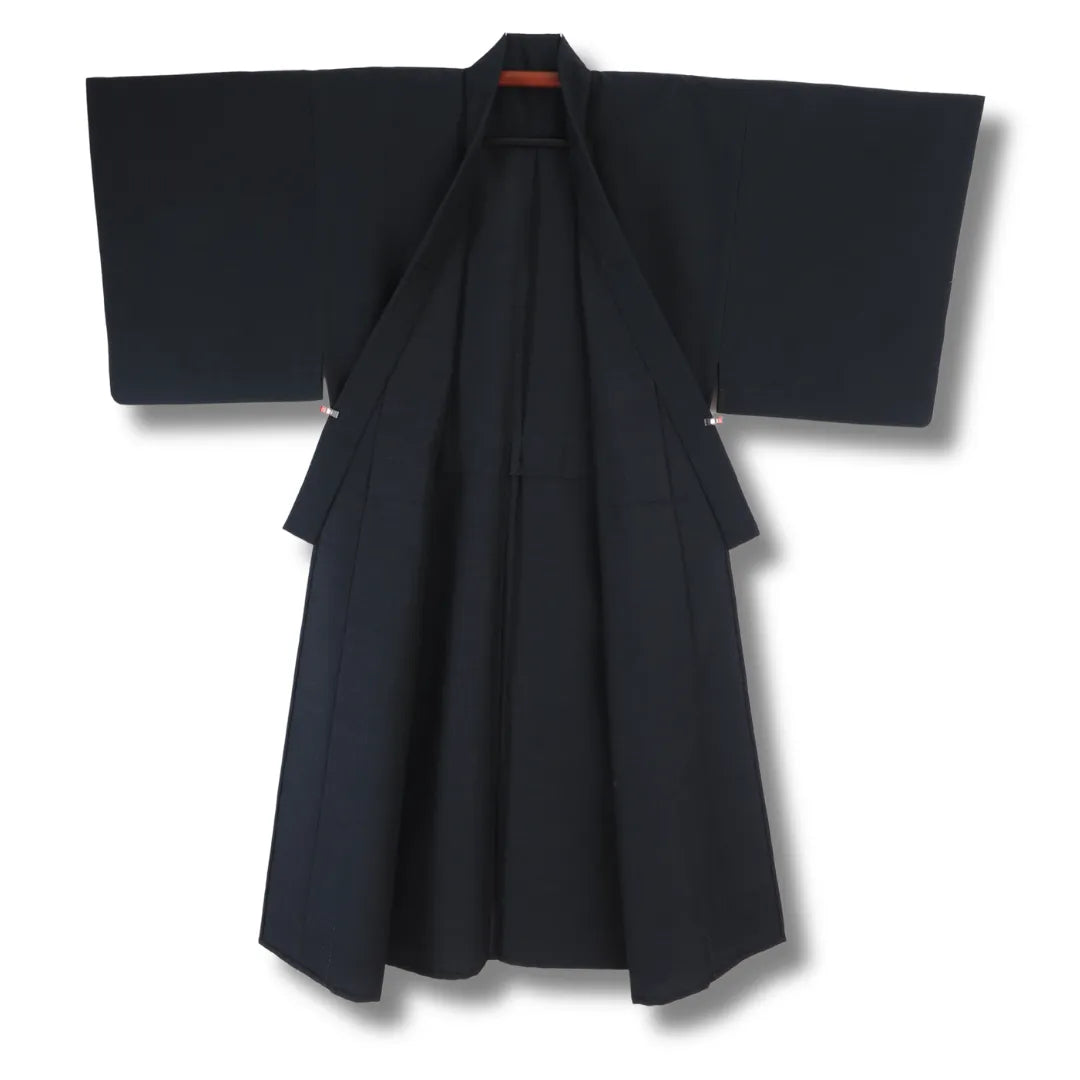 Geöffneter, dunkelnblauer Herren-Kimono mit Blick auf das Innenfutter