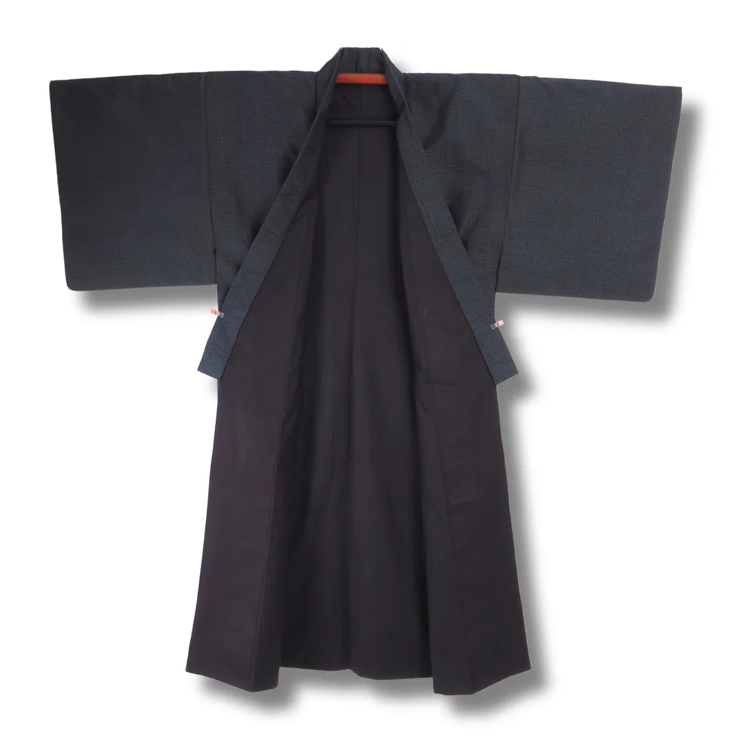 Geöffneter Herren-Kimono mit Blick auf das dunkle Innenfutter