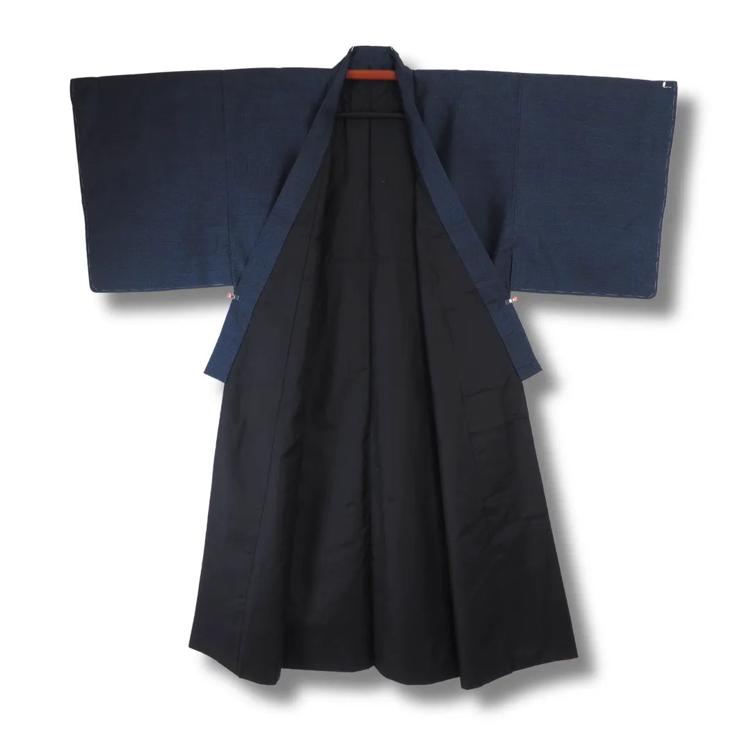 Geöffneter nachtblauer Herren-Kimono mit Blick auf das dunkle Innenfutter