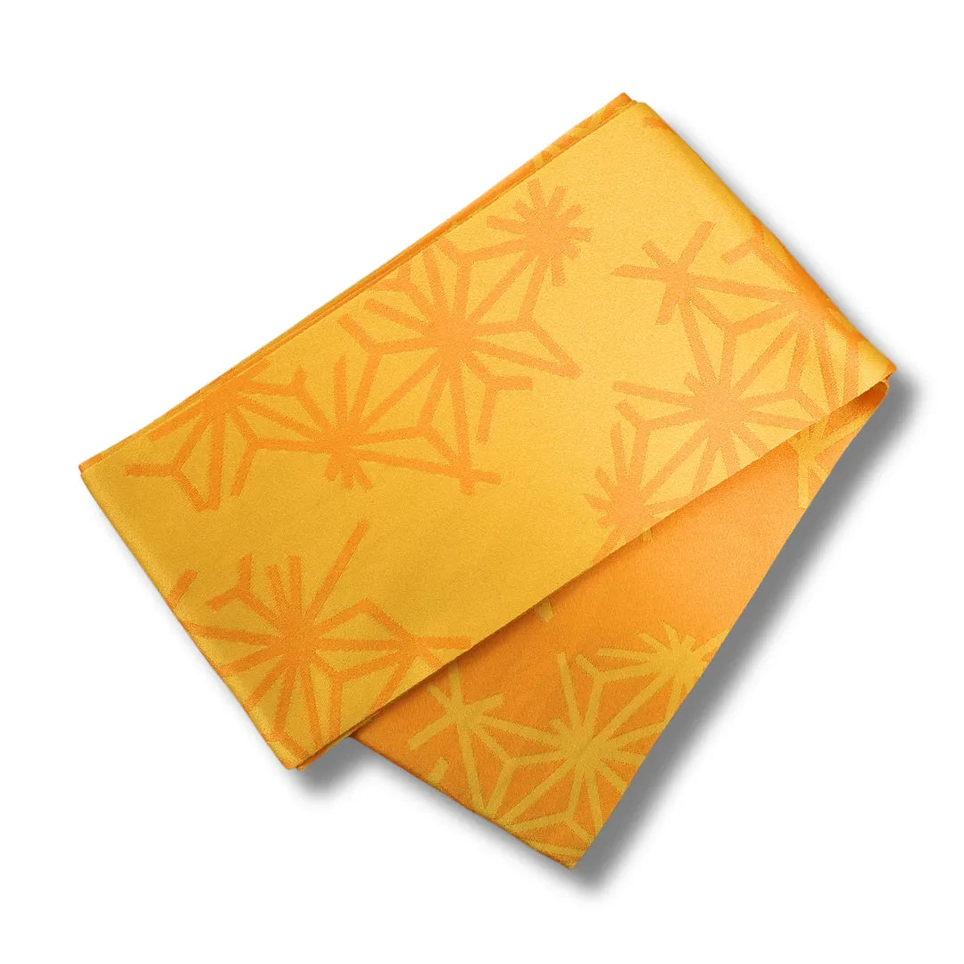 Gefalteter Hanhaba Obi in Gelb mit orangem Asanoha-Muster