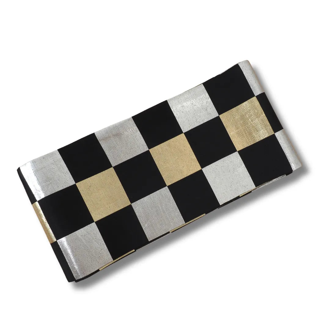 Gefalteter Hanhaba Obi mit großem Schachbrettmuster in Schwarz, Gold und Silber