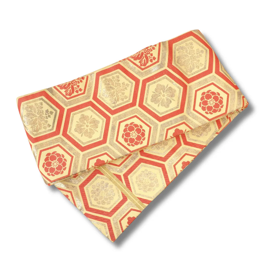 Gefalteter Hanhaba Obi mit rotem und goldenem Wabenmuster