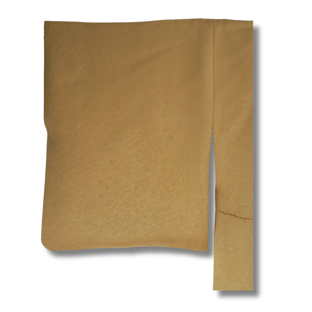 Goldener Iromuji-Kimono Ärmelansicht, strukturierte Gewebeoberfläche sichtbar