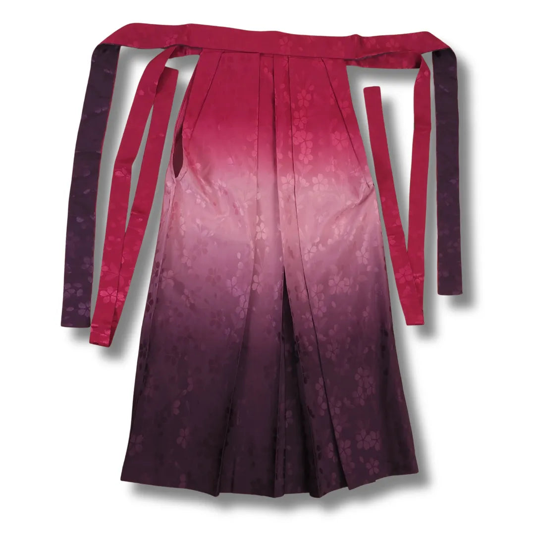 Hakama mit Farbverlauf und langen Bindebändern, Gesamtansicht