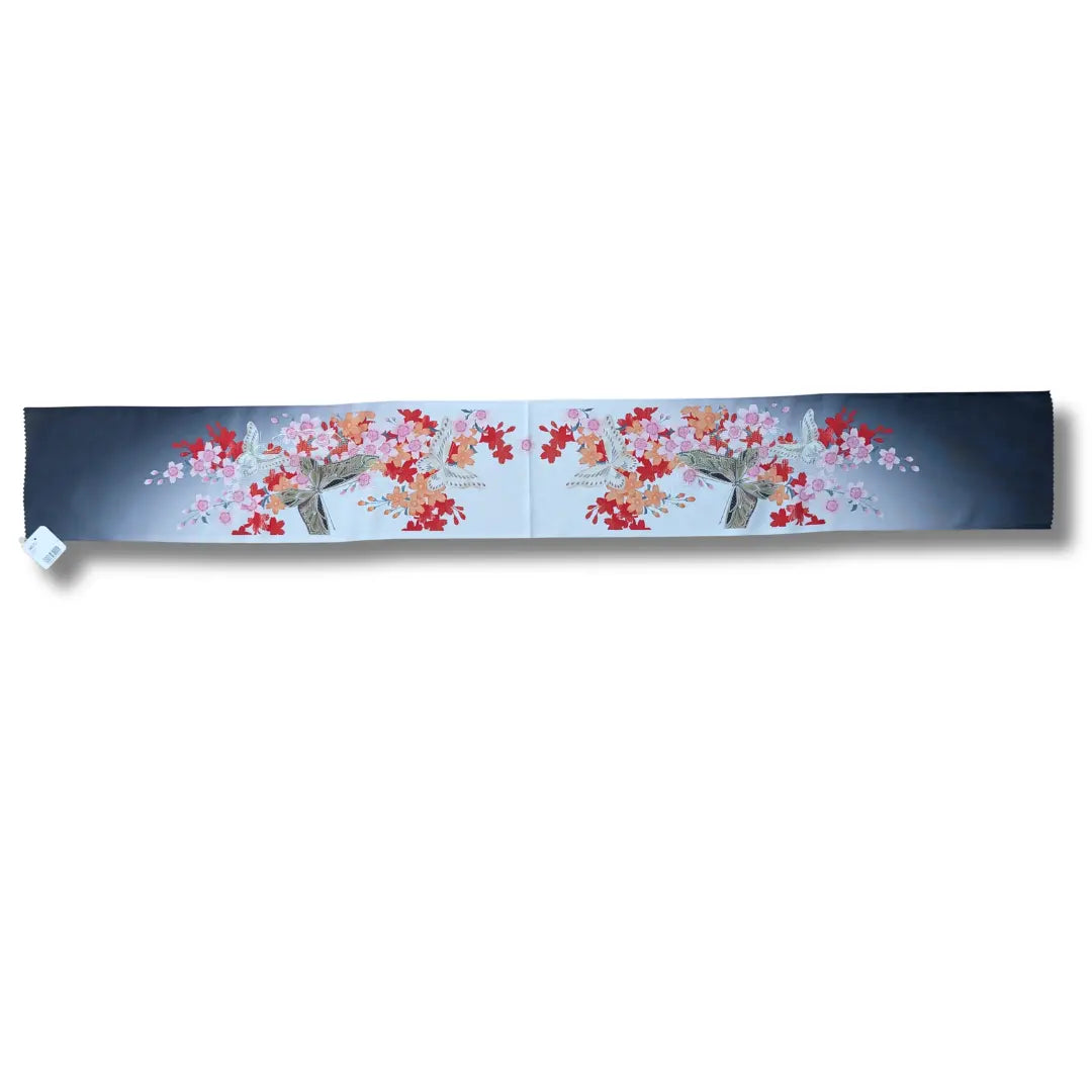 Japanischer Haneri Kragen in Grau mit Schmetterlingen und farbenfrohen Blüten in Rosa, Rot und Orange